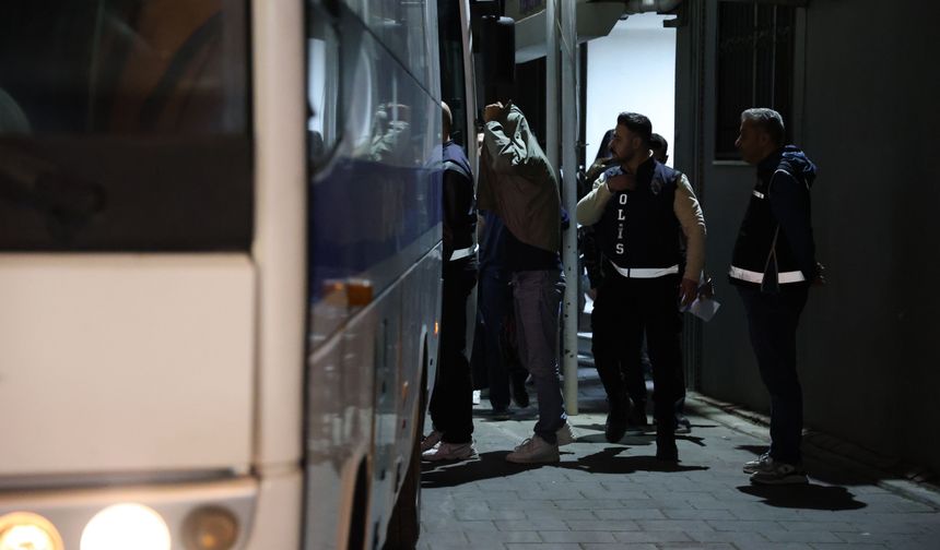 Bayraklı Belediyesi'ne yönelik operasyonda gözaltına alınan 43 şüpheli adliyede