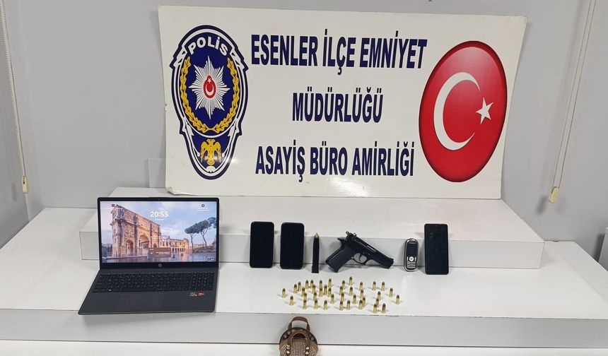 Esenler'de aranan şüpheli kaçmaya çalışırken çatıda yakalandı
