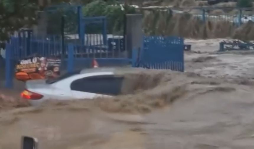 İstanbul sağanak yağmura teslim oldu; araçlar suya gömüldü!