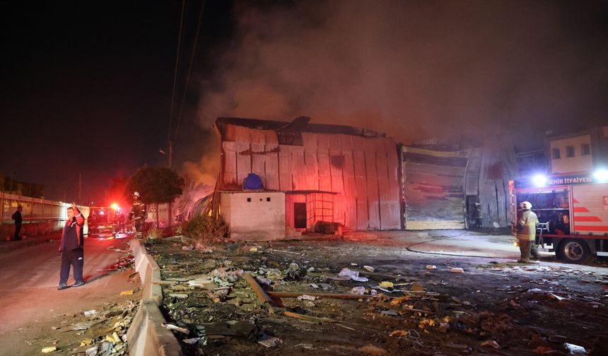 İzmir'de depo alev alev yandı