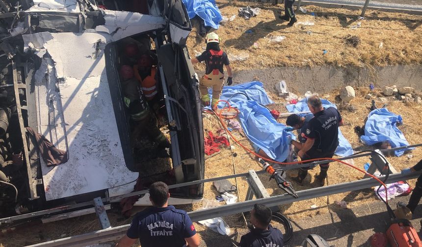 Manisa'da tur otobüsü devrildi; çok sayıda ölü ve yaralı var