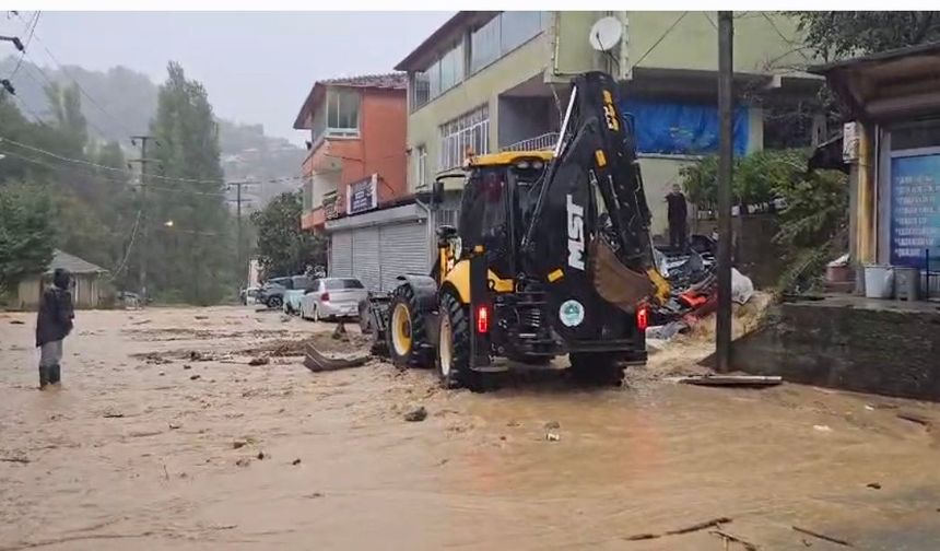 Zonguldak'ta sağanak; dereler taştı, istinat duvarı çöktü