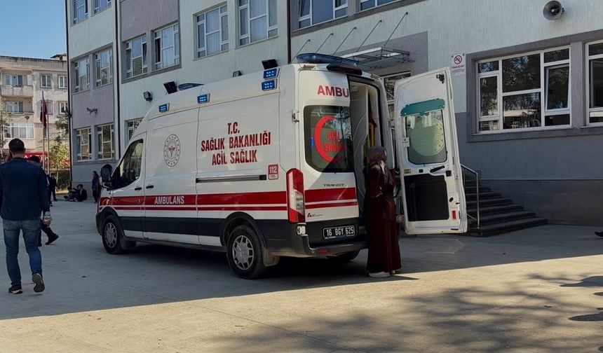 Bursa'da ortaokulda zehirlenme şüphesiyle 27 öğrenci hastaneye kaldırıldı
